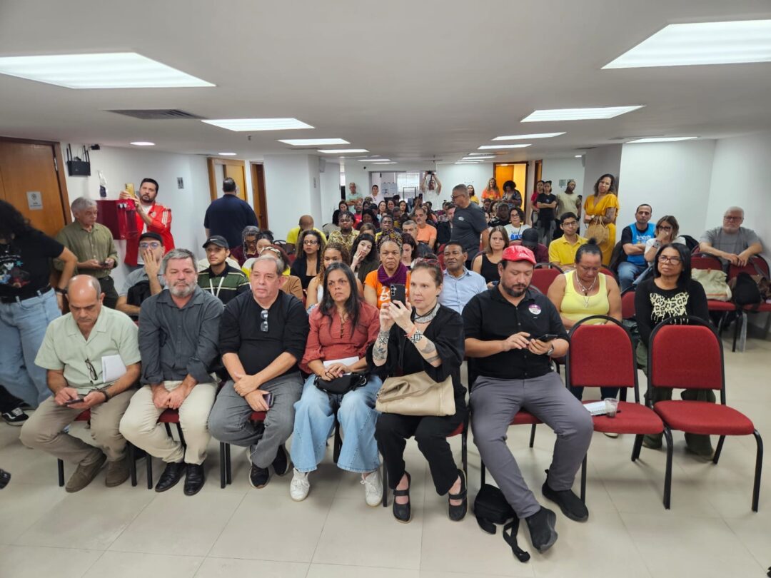 Auditório lotado com adultos de diversas idades