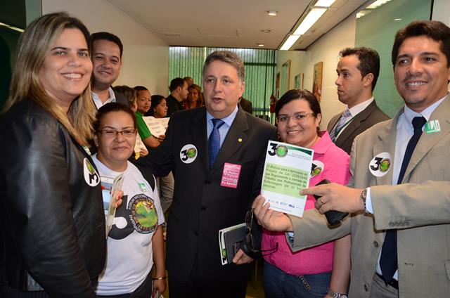 Deputado Anthony Garotinho com representantes do Forum