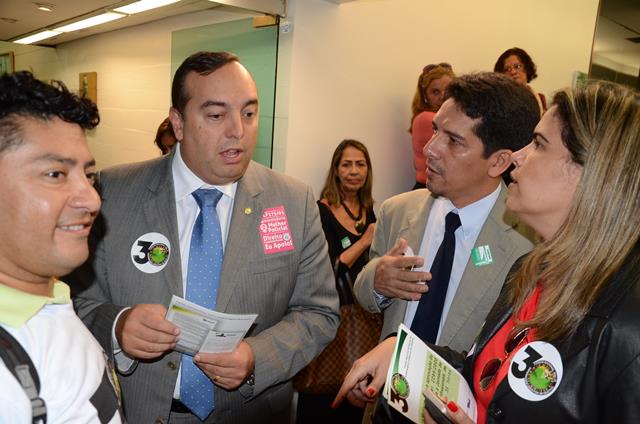 Deputado Eduardo Francischini, Antonio Marcos e Irene Ferreira e representantes do Fórum