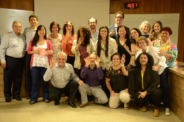 Representantes das entidades médicas, da Enfermagem e da sociedade civil fazem símbolo do períneo íntegro, representando o consenso contra a episiotomia de rotina