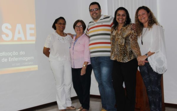 A partir da esquerda: Ieda Santos, Lúcia Farias (coordenadora das Câmeras Técnicas do Coren-BA), Rudval Silva, Sirlei Brito e Noemi Cristiane.