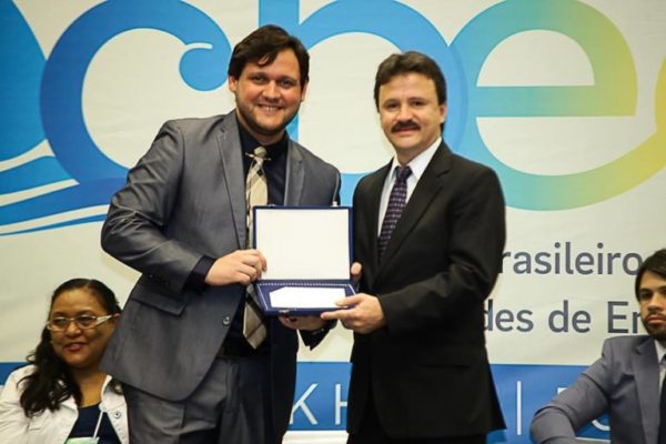 Gilmar Junior entrega a honraria à Osvaldo Albuquerque