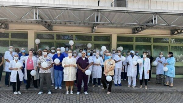 Ao tomar vacina, jovem homenageia mãe e 5 parentes mortos por covid