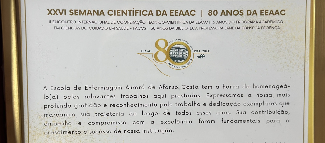 Placa de homenagem ao presidente do Cofen