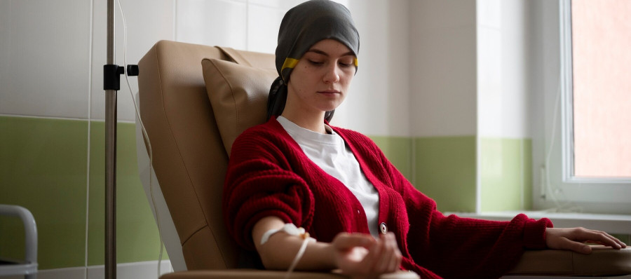 Uma mulher em tratamento de quimioterapia