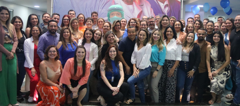 Várias pessoas pousando para foto
