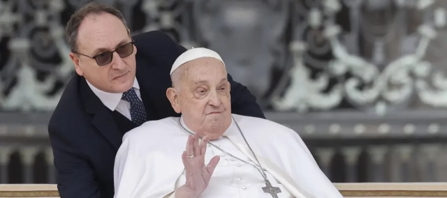 Papa Francisco e Massimiliano Strappetti na Praça de São Pedro, no Vaticano. 20/04/2025 (Riccardo De Luca/Anadolu/Getty Images)