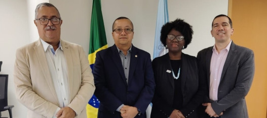 Pessoas pousando para foto
