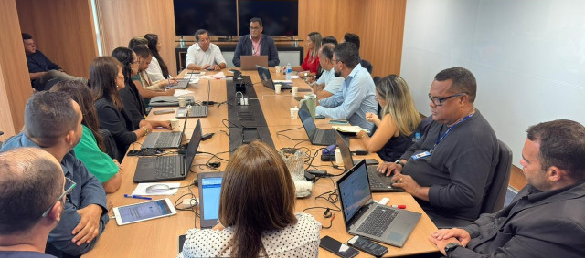 Várias pessoas em uma sala de reunião