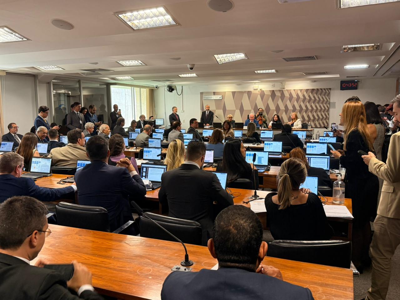 Várias pessoas no Plenário do Senado acompanhando uma votação de um projeto