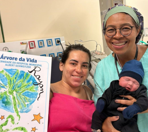 Enfermeira, recém mãe e bebê felizes seguram a 