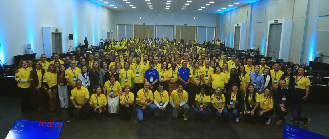 um grupo de pessoas posando para foto