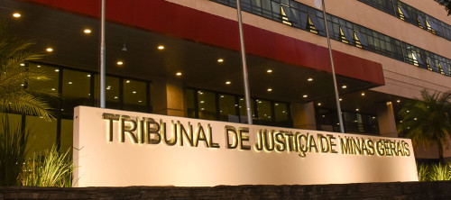 Foto da fachada de um tribunal de justiça