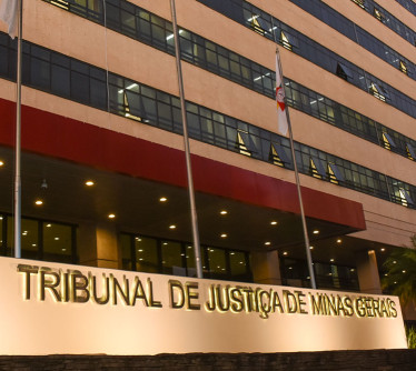 Foto da fachada de um tribunal de justiça