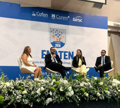 Pessoas sentadas no palco de um auditório