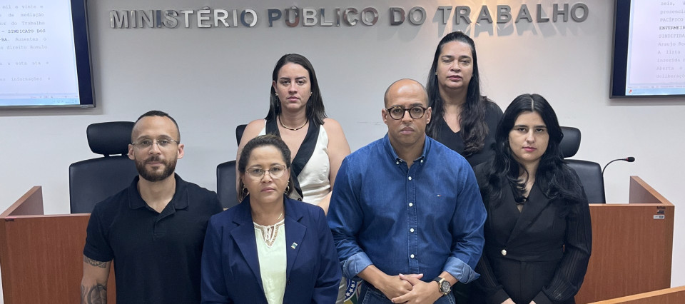 Pessoas em pé dentro de uma sala do Ministério Público do Trabalho