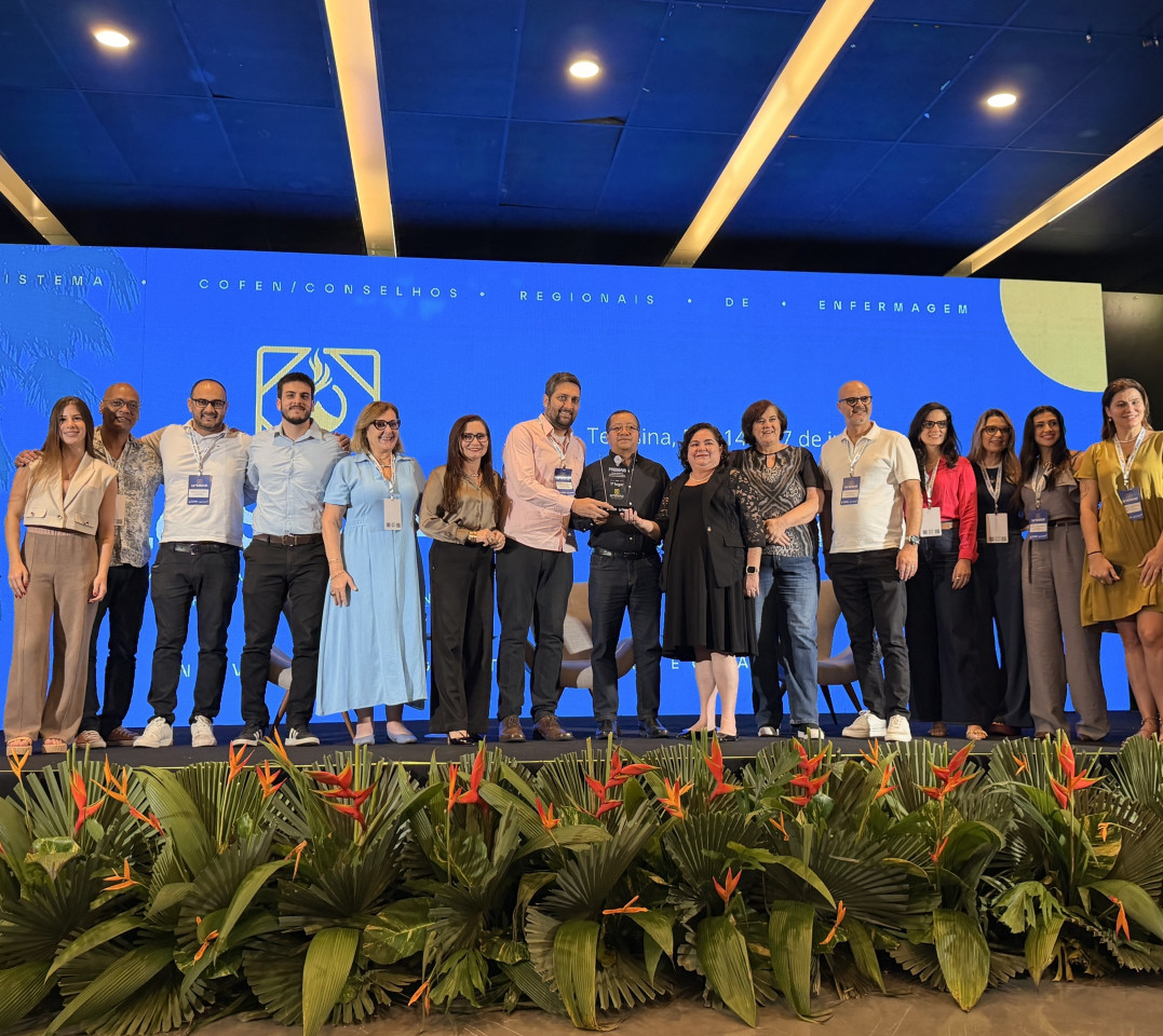 Várias pessoas posando para uma foto em cima de um palco