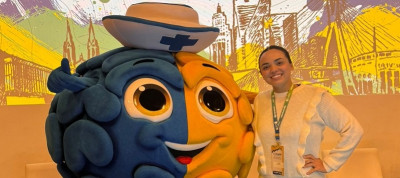 Pessoa em pé em premiação de evento nacional de Enfermagem