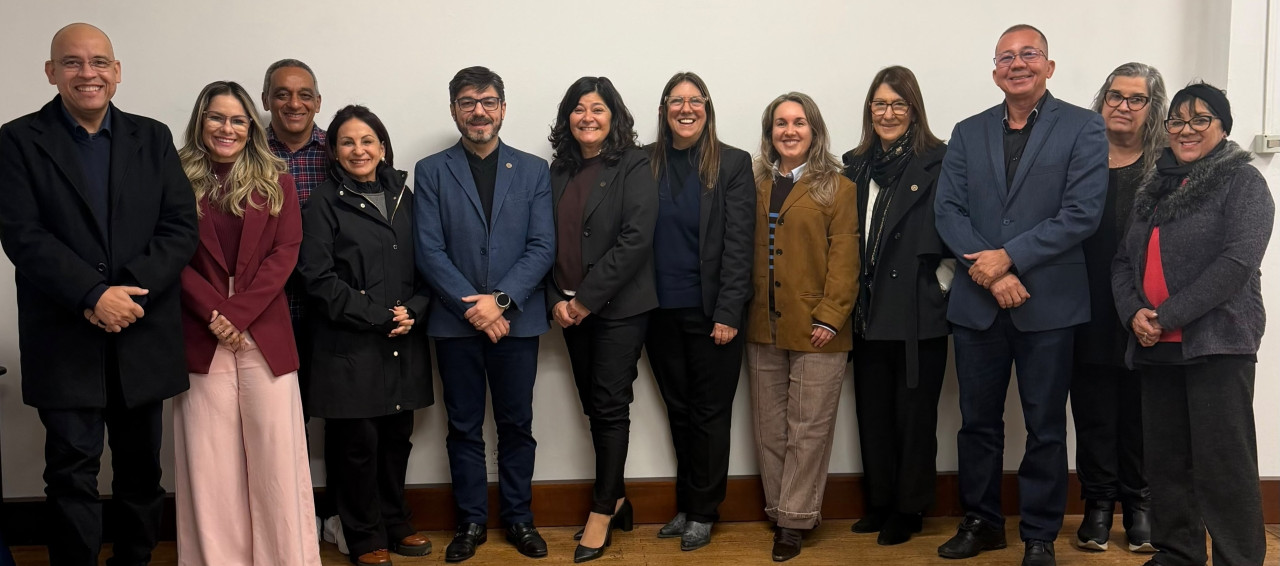 Pessoas em pé lado a lado posando para uma foto