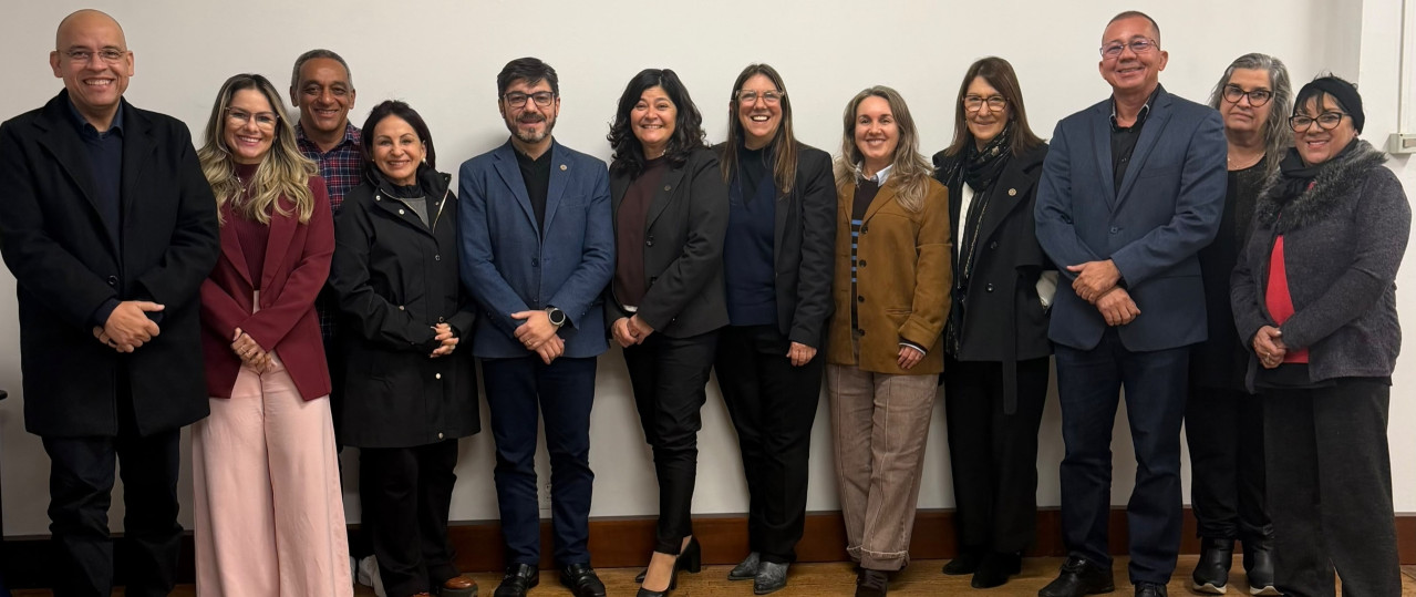 Pessoas em pé lado a lado posando para uma foto