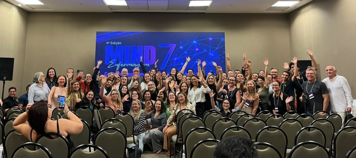 Um grupo de pessoas posando para foto
