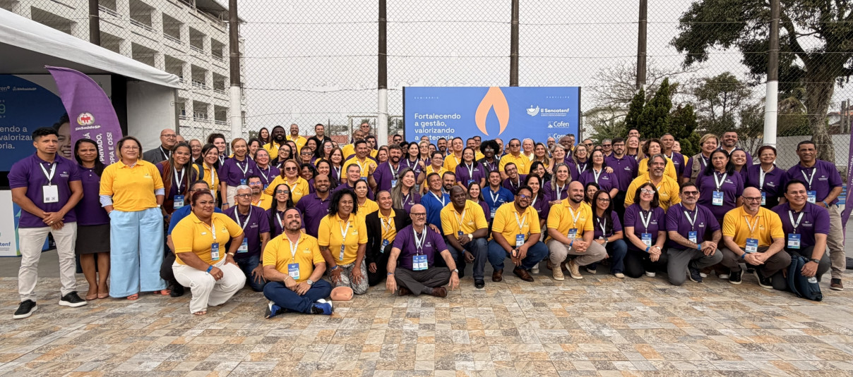 Um grupo de pessoas posando para foto no II Sencatenf