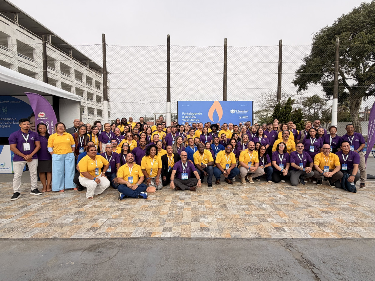 Um grupo de pessoas posando para foto no II Sencatenf